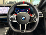M Drive マルチファンクションMスポーツ・レザー・ステアリングホイールに配置された2つのM Driveボタンに、ドライバーの好みに応じた車両特性をセッティングし、瞬時に呼び出すことができます。
