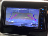 リバースギアに入れるだけで後方の表示へ切り替わります。夜間や雨の日の駐車も楽になりますよ。
