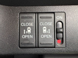 両側電動スライドドアです。リモコンや運転席スイッチ、ドアハンドルの操作で自動開閉。お子さまを抱きかかえている時や荷物の多い時などに便利です。