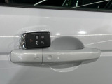 【キーレスエントリー】バッグやポケットからキーを取り出すことなく車にアクセスして、ロックとアラームを設定できます。 毎日の利便性をさらに高める機能です。