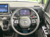 インテリアに合わせたデザインのステアリングは、運転される方のことも考え、運転しやすい形状、大きさです。是非一度、実際に触ってお確かめください。