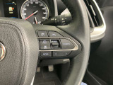 前方の車との車間を設定し、スピードを上げたり緩めたりを自動で行ってくれる追尾式の「レーダークルーズ」。上級装備の一つです!高級車にしかつかない嬉しい機能です。