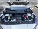 エンジンルームもきれいな状態です。日産のメカニックが点検整備をさせていただいてからのご納車となります