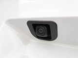 後退時に車両の後ろ側をモニター画面に表示します。車庫入れなどでバックする際に後方確認ができて便利です。車庫入れが苦手な人もこれで安心。