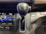 CVT車のセレクトレバーです。低速から高速まで、変速ショックのないスムーズな走りを実現するとともに、エンジン効率のよい領域を維持することで燃費にも貢献します。
