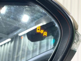 【ブラインドスポットモニター】走行中、ドアミラーの死角になりやすい箇所に後続車が接近するとサイドミラーのレンズに警告を表示!ドライバーに注意喚起をしてくれます。