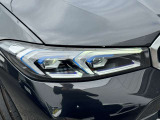 LEDヘッドライト。先進のLEDテクノロジーを採用。照射される白色光の周波特性は太陽に近く、バイキセノンヘッドライトを上回るコントラストでさらに明るく輝きます。悪天候の日でも優れた視認性を発揮します。