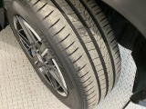 安全に走行するためには空気圧の確認をはじめ溝の深さ、ひび割れの等の点検が必要です。点検時に交換が必要と判断した場合は交換いたします。