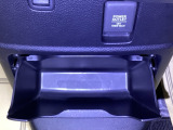 【アクセサリーソケット(電源ソケット)】電源からケーブルをつなげば、スマートフォンなどの電子機器の充電などを行うことができます!ゲーム機器や、カメラの充電にも便利ですね。