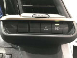 【オートエアコン】一度お好みの温度に設定すれば、車内の温度を検知し風量や温度を自動で調整。暑い&hellip;寒い&hellip;と何度もスイッチ操作をする必要はありません。快適な車内空間には必須の機能ですね♪