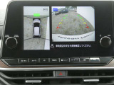 全周囲カメラで、クルマを上空から見下ろしているかのような映像を映し出します。周囲の状況がひと目でわかります!