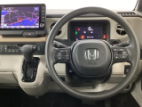 【ハンドル】運転にかかわる様々な操作を安全に行えるように視点移動が少なく操作性に配慮されたスイッチ類が凝縮されたコックピットです。