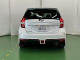後席の窓には外から車内が見えにくくなるプライバシーガラスを採用。周りを気にせずリラックスして過ごせます