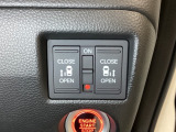 リアドアは乗り降りに便利な両側電動スライドドアです。また運転席に座っていながらスイッチ操作で自在にスライドドアを開け閉めできます。