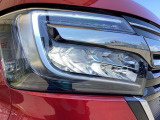 明るく白い光のLEDヘッドライトにより、夜間でも遠くまで見通しやすく、安全性が高まります。