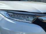 シャープなデザインの明るくて長寿命のLEDヘッドライト採用