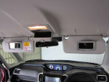 運転席・助手席ともにサンバイザー内側に鏡がついております。
