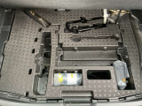 ラゲッジルーム下にエアポンプ・パンク修理剤・車載工具などがあります。