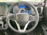 インテリアに合わせたデザインのステアリングは、運転される方のことも考え、運転しやすい形状、大きさです。是非一度、実際に触ってお確かめください。