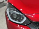 LEDヘッドライトは、点灯の瞬間から最大光量を発揮し、突然暗くなるトンネルなどでの安定感を高めます。