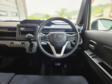【運転席インテリアデザイン】左右対称のインテリアデザインでドライバーを包み込み運転に集中できるように設計されています。