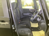 【ベンチシート】運転席と助手席の移動もスムーズ!狭い駐車場での乗り降りや、お子様の乗り降りにも便利です。座席の間にコンソールボックスやドリンクホルダーがないため、車内空間が広く感じます。