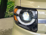 【LEDヘッドライト】悪天候や夜間走行時も良好な視界を確保し安心して運転できる高輝度LEDヘッドライトを装備!点灯速度が早く、消費電力も抑えられています。