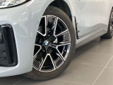 BMW純正アロイホイールはモデルやパッケージに合わせてデザインされています。洗練されたデザインで、足元の個性を引き立てます。