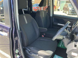 高いホールド性で運転姿勢が安定します。長距離ドライブでも疲れにくいのが魅力です。快適なドライビングライフをお送りください♪