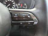 【マツダ・レーダー・クルーズ・コントロール (MRCC)】運転者がアクセルやブレーキを踏まなくても設定した速度での定速走行や先行車との車間距離を一定に保つ追従走行により、運転者の負担を軽減するシステムです。
