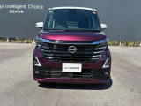 日産のブランドを象徴するVモーショングリルです。