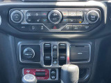 シンプルで操作しやすい運転席操作部