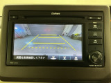 リバースギアに入れるだけで後方の表示へ切り替わります。夜間や雨の日の駐車も楽になりますよ。