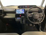 運転席は見やすく整理され、ナビも美しく装着され操作性にも優れています!