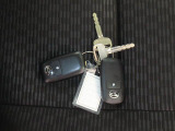 電子キーをポケットやカバンに入れているだけで、ドアの開錠・施錠が行えます。荷物を抱えていてもラクラク開閉です。エンジン始動も行えます。