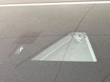 【スマートブレーキサポート】走行中に前方の車両等を認識し、衝突しそうな時は警報とブレーキで衝突回避と被害軽減をアシスト。より安全にドライブをお楽しみいただけます。