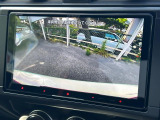 【バックカメラ】駐車時に後方がリアルタイム映像で確認できます。大型商業施設や立体駐車場での駐車時や、夜間のバック時に大活躍!運転スキルに関わらず、今や必須となった装備のひとつです!