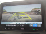【リアカメラ】リバースに入れるだけで後方の映像が映ります。安全確認や、狭い駐車場での車庫入れ、雨の日や夜間など視界の悪い時に便利です。安全にバックする為には欠かせない装備です。