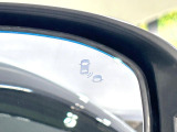 【ブラインドスポットインフォメーション】走行中、ドアミラーの死角になりやすい箇所に後続車が接近するとサイドミラー付近に警告を表示、ドライバーに注意喚起をしてくれます。