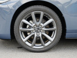 18インチ純正アルミホイールを装備。タイヤサイズは215/45R18となります。