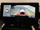 複数のカメラの映像をもとに、クルマを真上から見ているような映像をドライバーに提供し駐車をサポートする機能です。