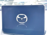 【8インチマツダコネクト】車内の雰囲気にマッチした大型のディスプレイ。スマホ接続でのナビ使用やBluetooth再生等、様々な機能が楽しめます。直感的なダイヤル操作が可能で、使い勝手も良好です。
