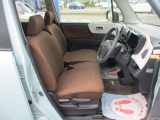女性の方ももちろんですが、運転席側、助手席側の足元スペースが広いので男性の方が運転しても窮屈になりにくいですよ!