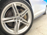 ●純正18インチアルミホイール:輸入車ならではの卓越した走りを支えるホイールと足回りです!日本車の走りに慣れている方にもぜひ体感して頂きたいほど、高いレベルでまとまっています!