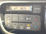 【オートエアコン】一度お好みの温度に設定すれば、車内の温度を検知し風量や温度を自動で調整。暑い&hellip;寒い&hellip;と何度もスイッチ操作をする必要はありません。快適な車内空間には必須の機能ですね♪