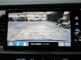 バックカメラの画像です。ガイドラインがスムースな車庫入れをサポートいたします。車庫入れの安心感がアップしますね。