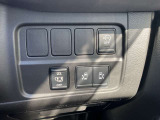 左右の電動スライドドア開閉スイッチです。運転席からも開閉操作が出来て便利です。