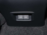 【充電用USB端子】スマートフォンなどを充電できるUSB端子(2.1A)を装備しています。