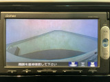 【バックカメラ】運転が苦手な方も車庫入れラクラクです!ギアをリバースに入れれば自動的に切り換わりますので、面倒な操作は不要です♪狭い駐車場もお車を傷つけず安心ですね!