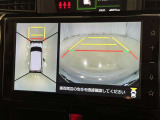 パノラミックビューモニターを装備。駐車場や交差点でクルマを真上から見るように周囲を確認できます。機能の詳細は販売店スタッフまでおたずねください。